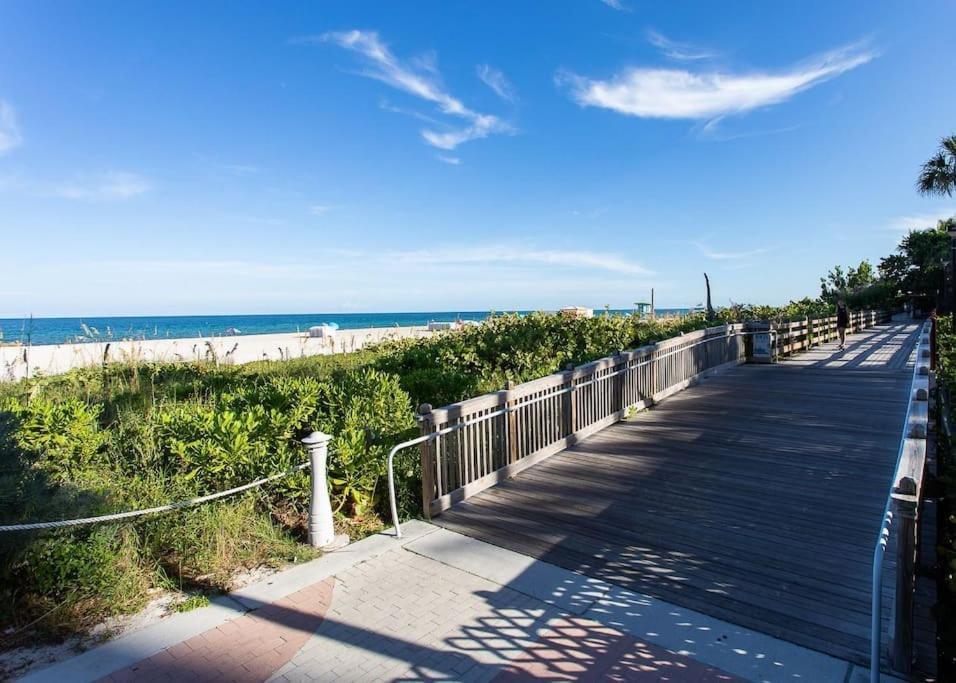 Steps To The Beach! Apartamento